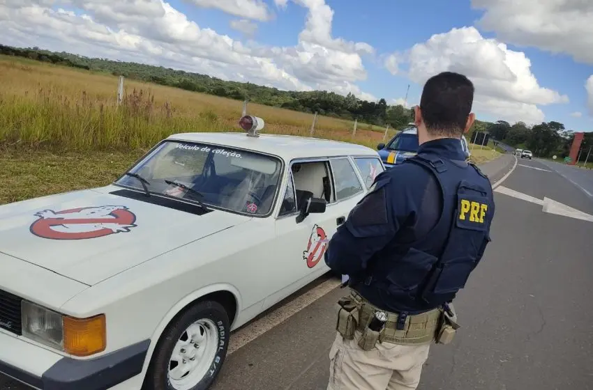 Carro dos Caça-Fantasmas é abordado pela polícia, no Paraná