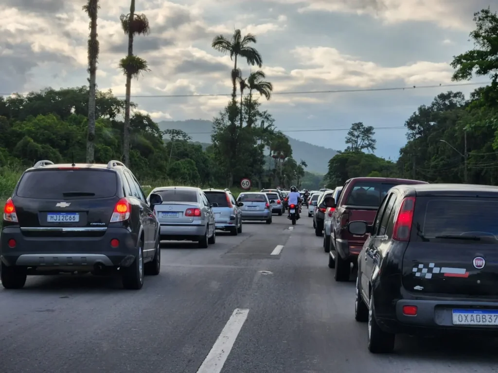 Quase um milhão de veículos devem circular entre Curitiba e Santa Catarina no feriado