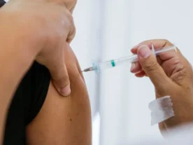 Vacinas bivalente e contra a gripe estão disponíveis a todos os adultos em Curitiba