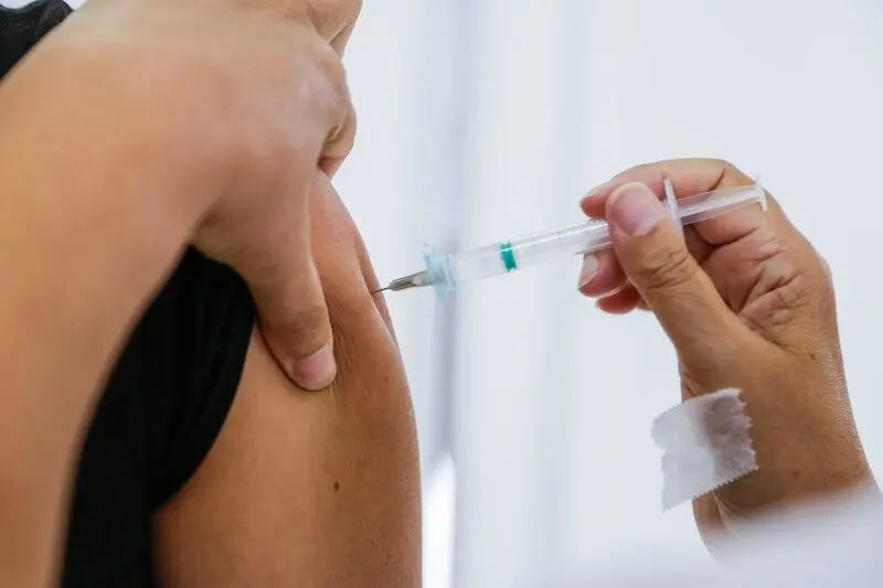 Curitibanos entre 40 e 49 anos recebem vacinas bivalente e contra a gripe