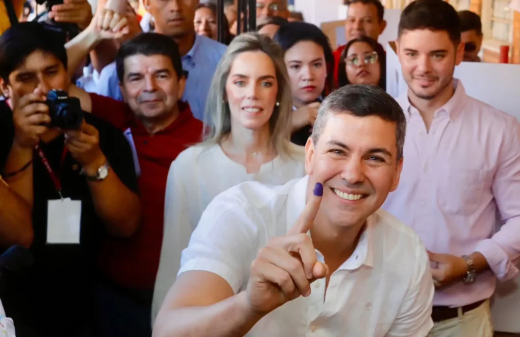 Santiago Peña é eleito o novo presidente do Paraguai