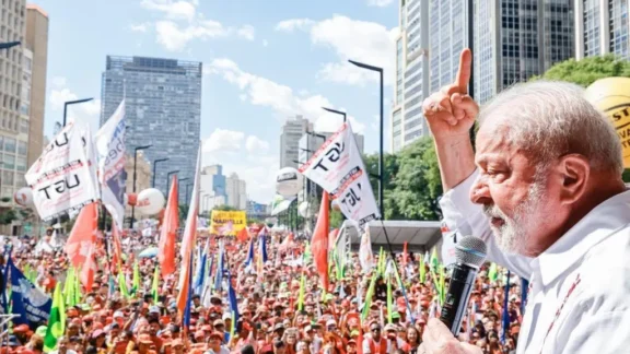Lula critica juros e ressalta reajuste do salário mínimo