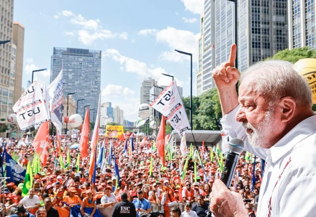 Lula critica juros e ressalta reajuste do salário mínimo