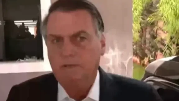 Alvo da PF, Bolsonaro nega adulteração em cartão de vacina