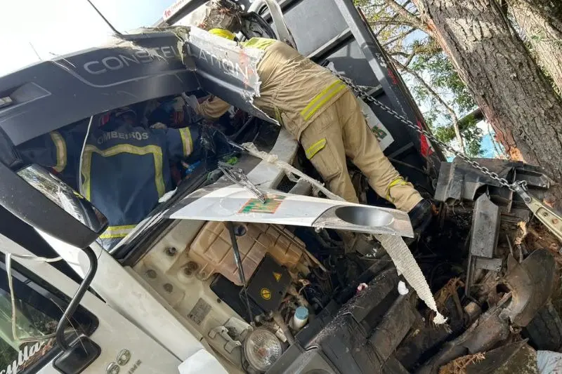 Caminhoneiro bate em árvore e causa acidente grave na Grande Curitiba