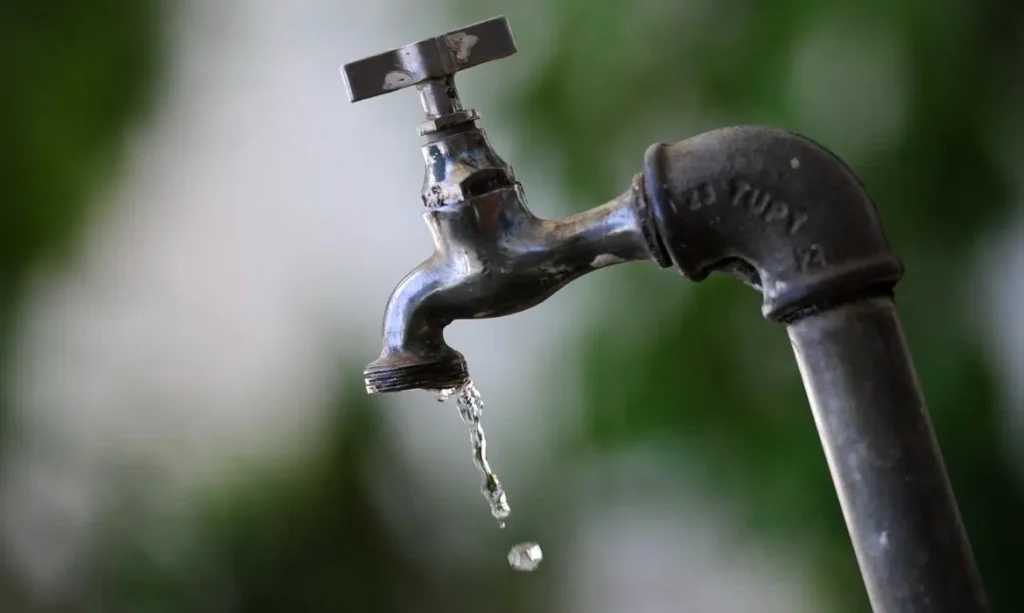Rompimento de adutora deixa bairros de Curitiba sem água; lista