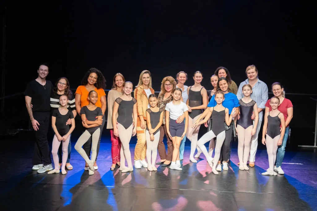 Mães são homenageadas por bailarinas da Escola de Dança do Teatro Guaíra