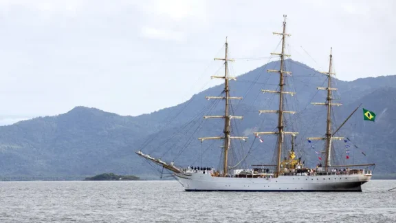 Navio da Marinha tem visitação gratuita em Paranaguá