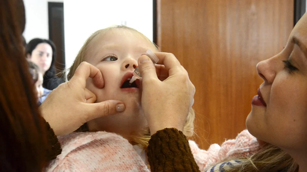 Apenas 74% das crianças até 2 anos são vacinadas em Curitiba; índice é o maior do país