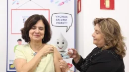 Desinformação de médicos sobre vacinação será punida, garante ministra da Saúde
