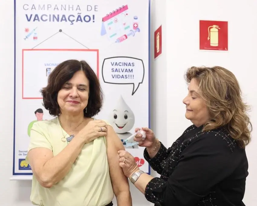 Desinformação de médicos sobre vacinação será punida, garante ministra da Saúde