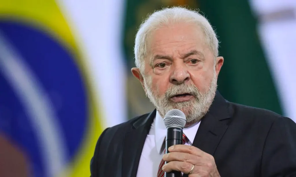 Lula diz estar satisfeito com 6 meses de governo e quer limpar ficha dos devedores