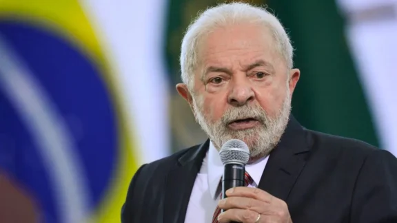 Manutenção da atual taxa de juros é irracional, reclama Lula