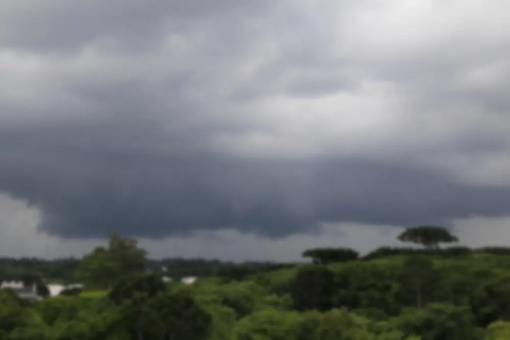 Previsão do tempo aponta chuva e temperaturas baixas no Paraná