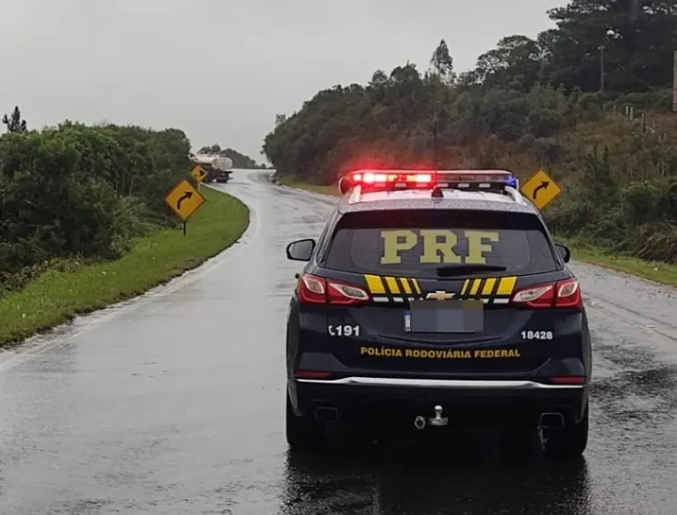 BR-277 é interditada em Balsa Nova após acidente com caminhão de combustível