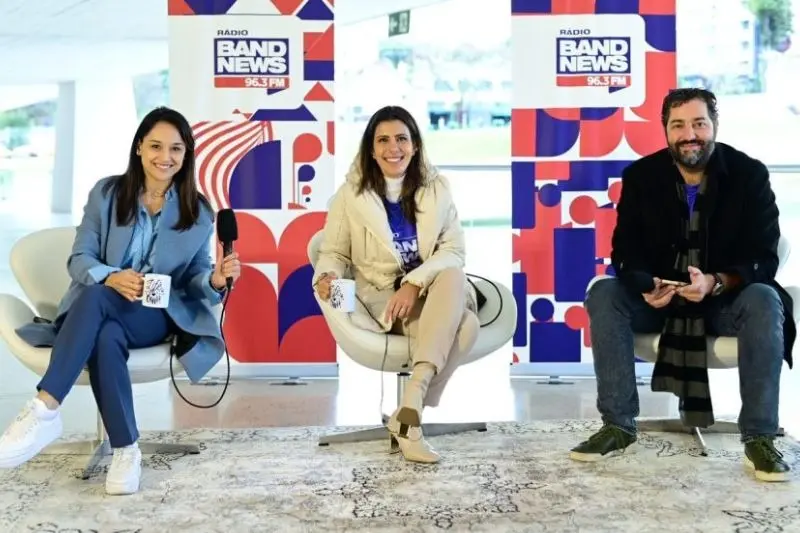 Âncoras da BandNews FM apresentam jornal ao vivo em Curitiba