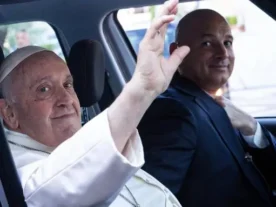 Papa Francisco recebe alta após cirurgia: “Eu ainda estou vivo”