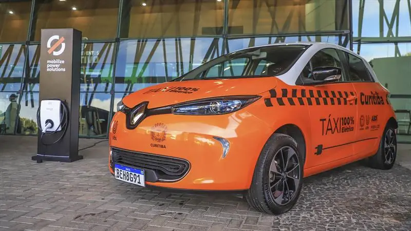 Táxis elétricos começam a ser testados em Curitiba
