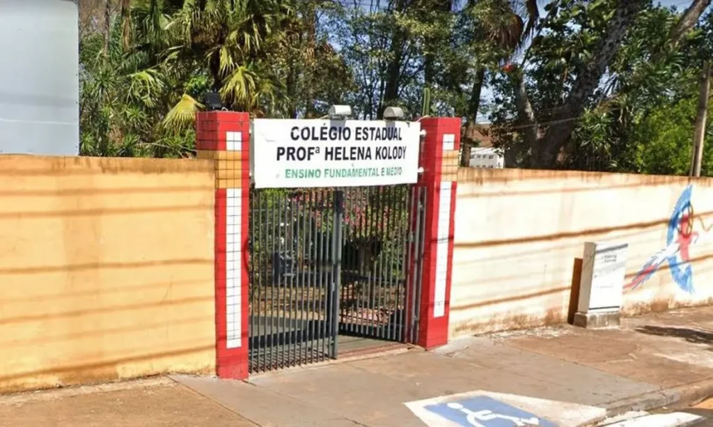 Aulas são retomadas no Colégio Helena Kolody, em Cambé