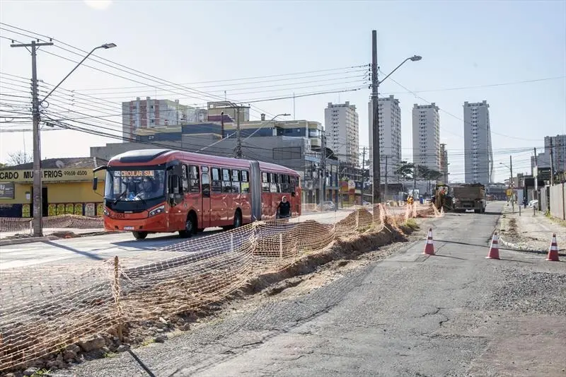 Avenida Winston Churchill, em Curitiba, tem trecho bloqueado para obras por 30 dias