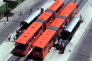 Curitiba lançava os ônibus biarticulados em 1992