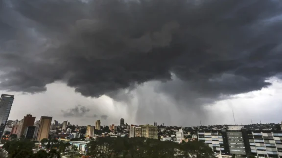 Ventos fortes e chuva causam estragos no Paraná; alerta segue para hoje