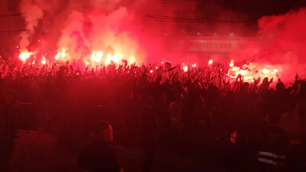 Athletico: torcida faz festa na chegada do time para o jogo contra o Flamengo; vídeo