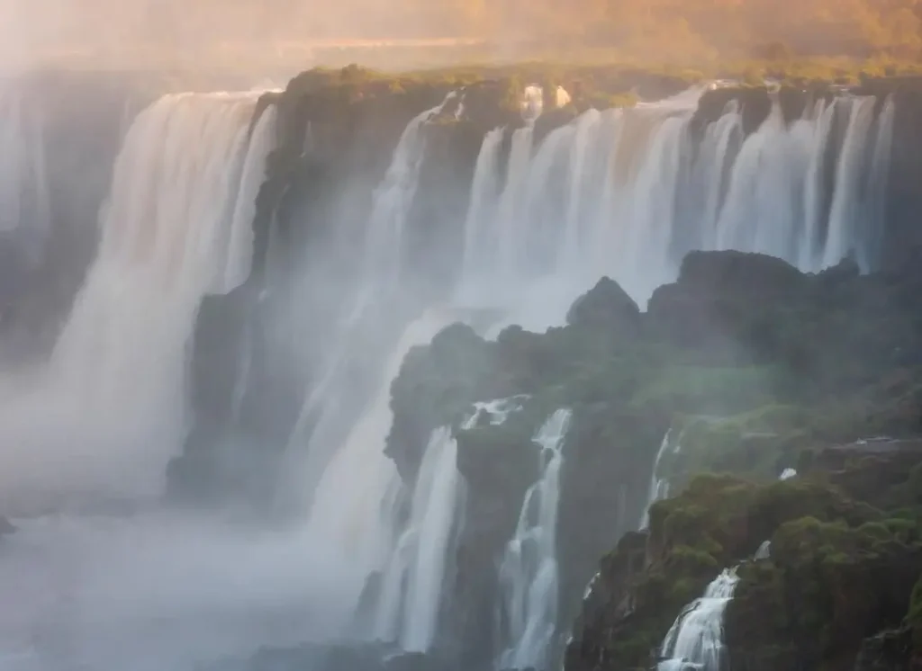 Cataratas do Iguaçu alcançam vazão de 9 milhões de litros de água por segundo