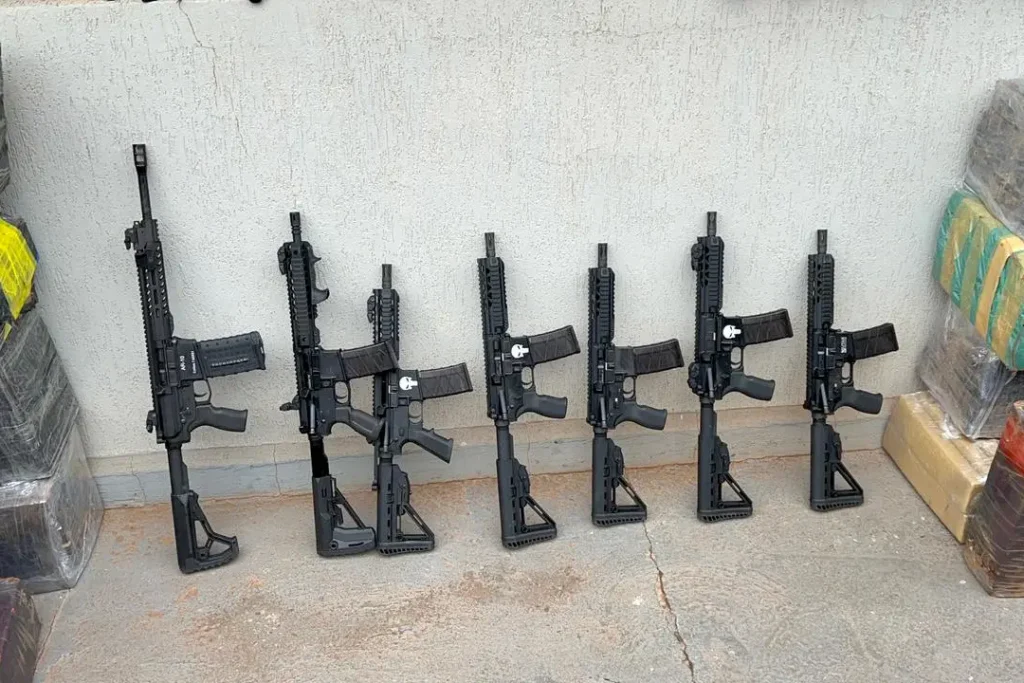 Armas de grosso calibre e duas toneladas de maconha são apreendidas no Paraná