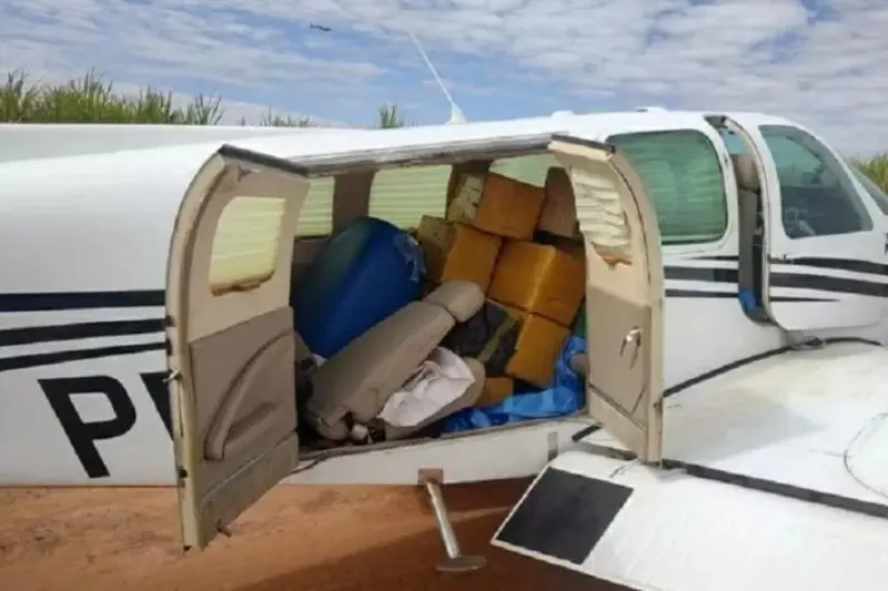 Avião que trazia 400 kg de cocaína do Paraguai ao Brasil é interceptado