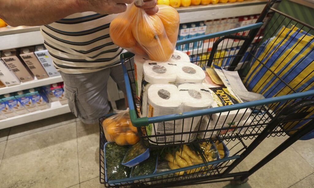 Curitiba amplia atendimento prioritário em filas de supermercados