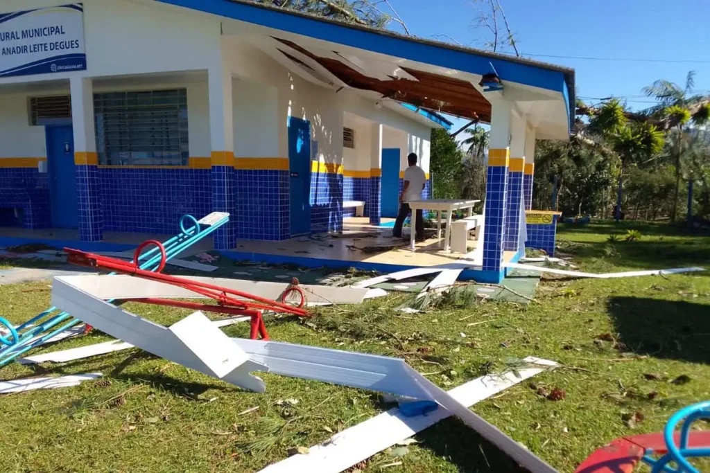 Com quase 4 mil pessoas impactadas por ciclone, Guaratuba e Morretes recebem telhas