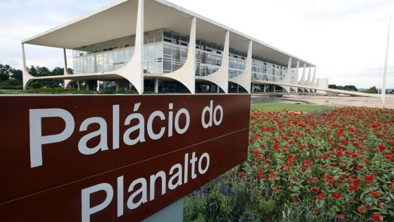 Governador inicia caminhada para o Palácio do Planalto