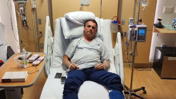 Ex-presidente Bolsonaro é internado em hospital para exames pós-facada