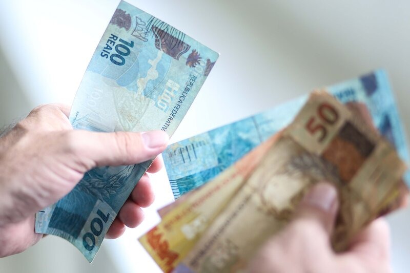 Salário mínimo deve chegar a R$ 1.421 em 2024, prevê governo