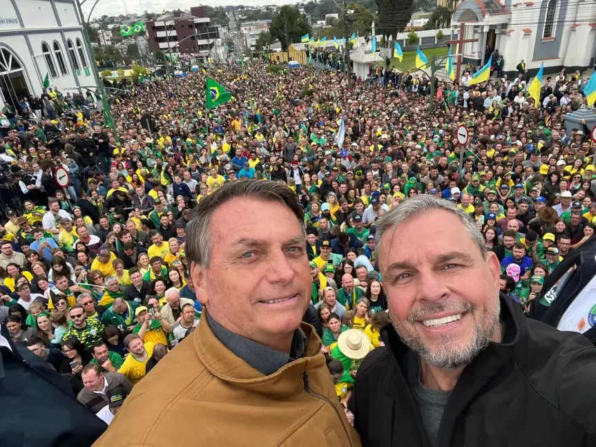 Deputado protocola pedido para Bolsonaro se tornar cidadão honorário do Paraná