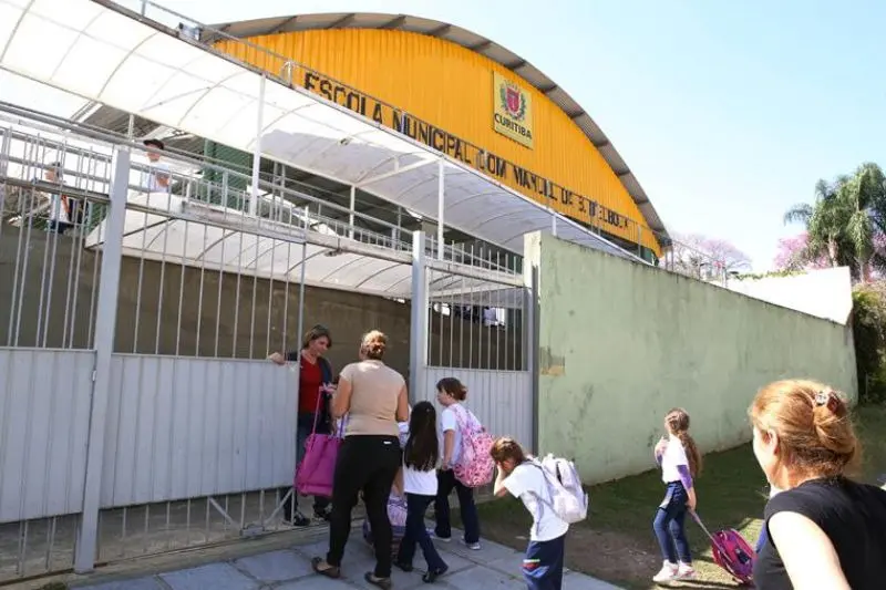 Alunos da rede municipal de Curitiba têm último dia de aulas nesta sexta-feira