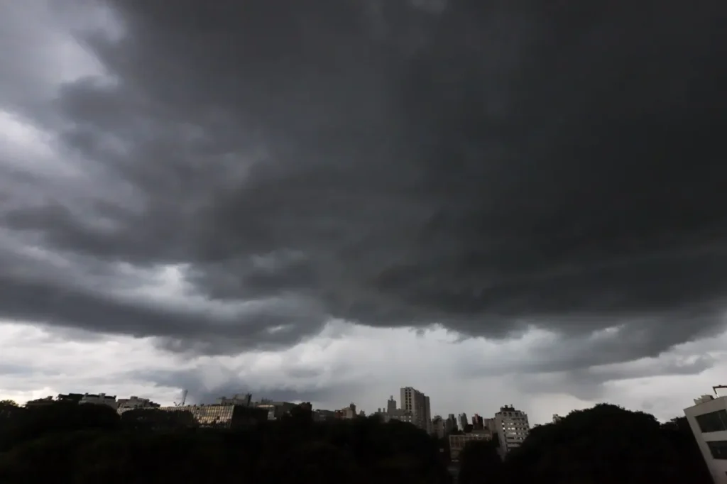 Paraná tem alerta laranja para tempestades, diz Inmet