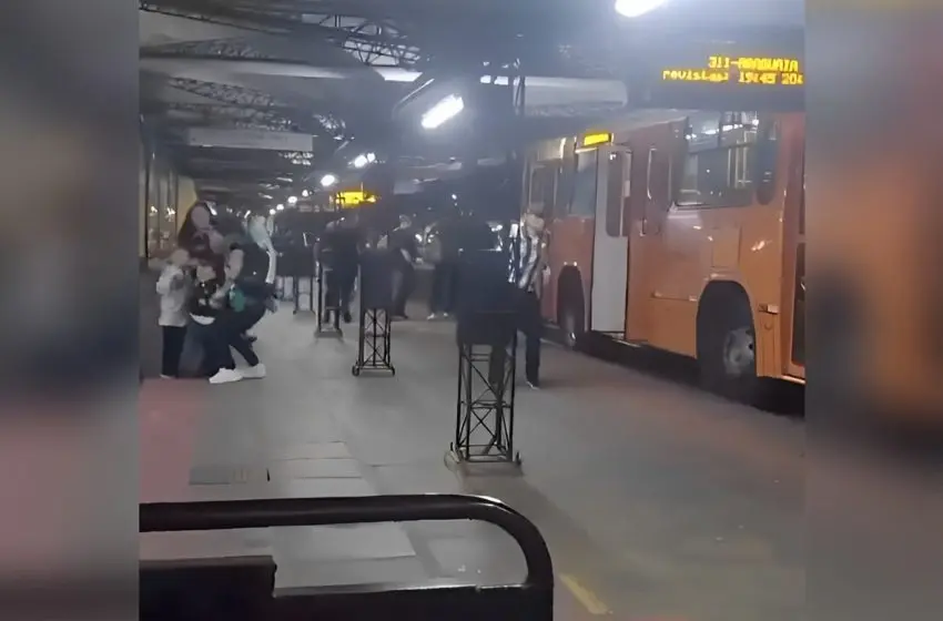 Briga de torcidas assusta passageiros em terminal de Curitiba; vídeo