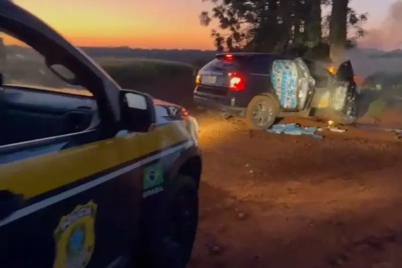 Carro abarrotado com cigarros é destruído durante fuga no Paraná