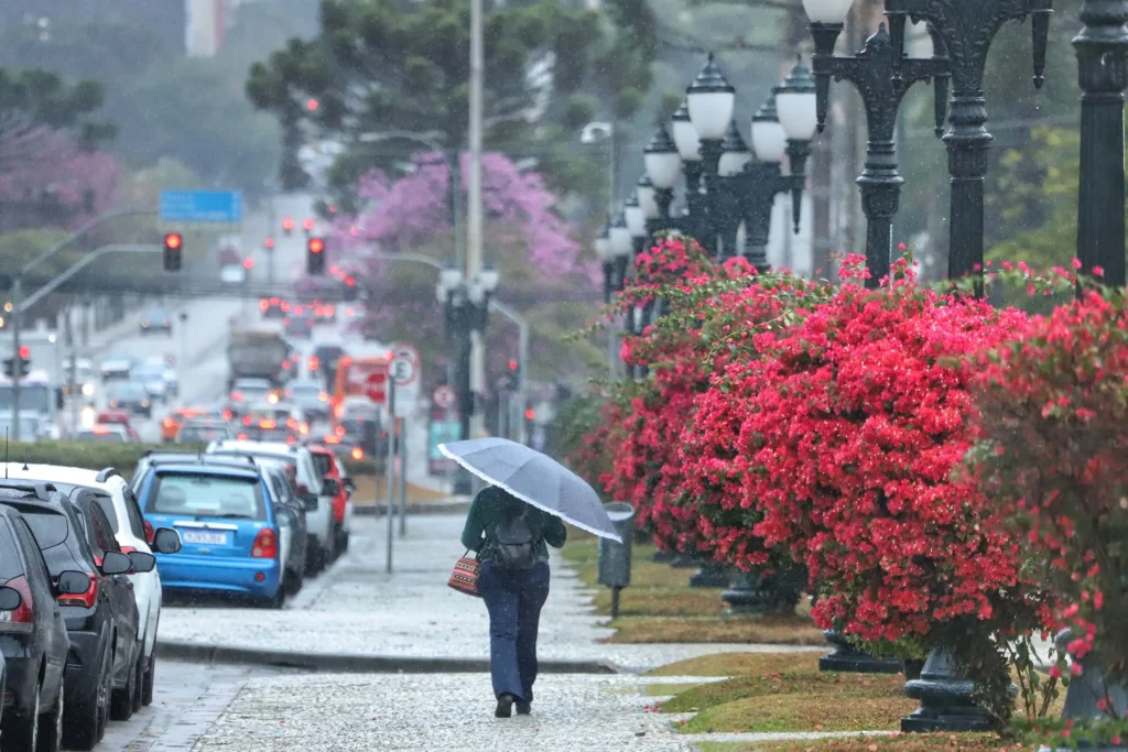 Chuva e frio seguem em Curitiba no fim de semana, aponta previsão do tempo