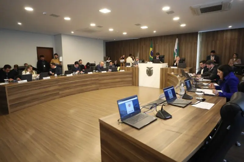 CCJ acata mudanças na escolha de diretores de escolas do Paraná