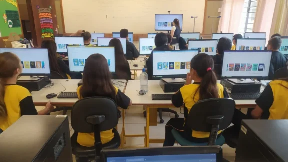 Professores do Paraná se mobilizam contra o uso de tecnologias nas salas de aula
