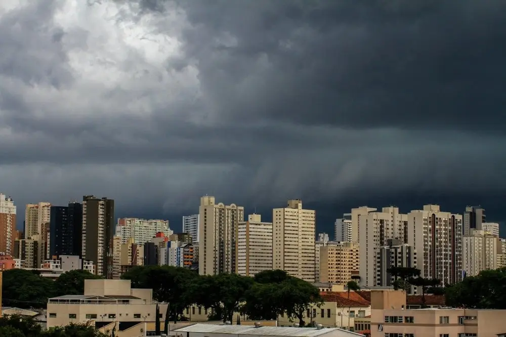 Grande Curitiba está sob alerta de tempestades entre terça (19) e quarta (20)