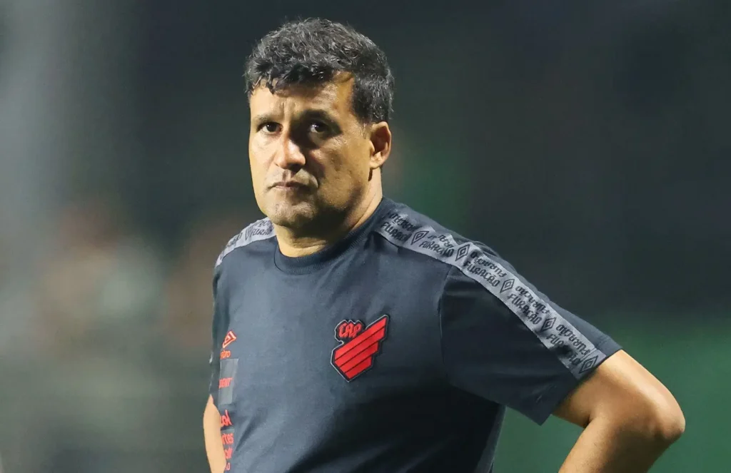 Dirigente do Athletico garante permanência do técnico Wesley Carvalho