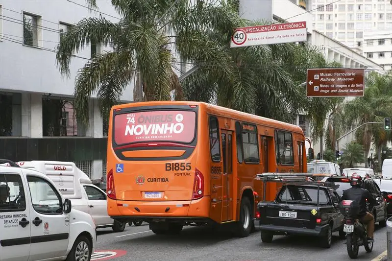 Vereadores já podem votar nova regra de publicidade nos ônibus de Curitiba