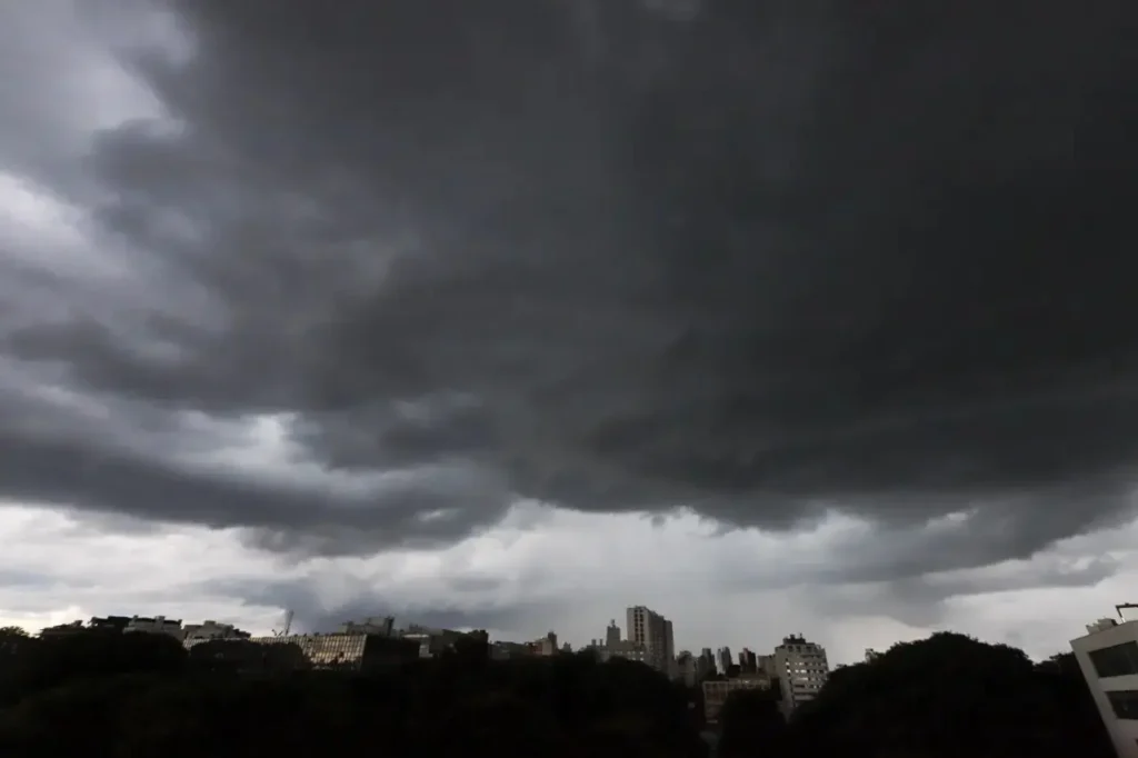Vem chuva! Inmet emite alerta para tempestades em todo Paraná