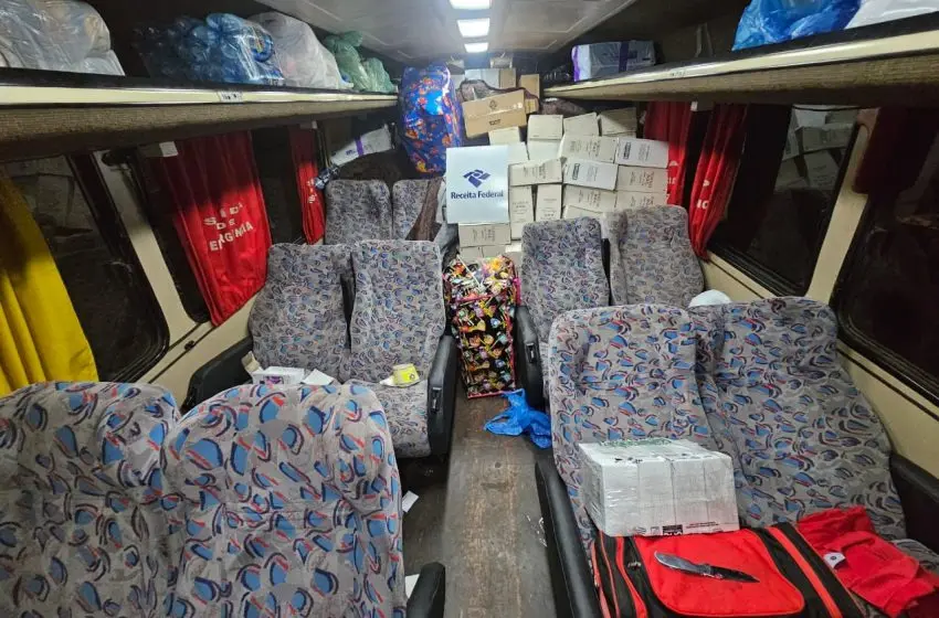 Ônibus lotado com mercadorias ilegais é apreendido na BR-277
