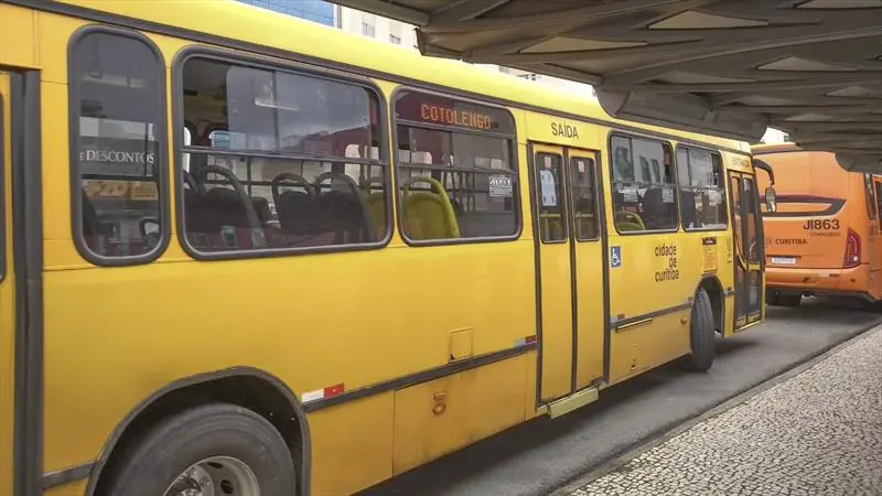 Passageiros são esfaqueados em ônibus de Curitiba, diz GM