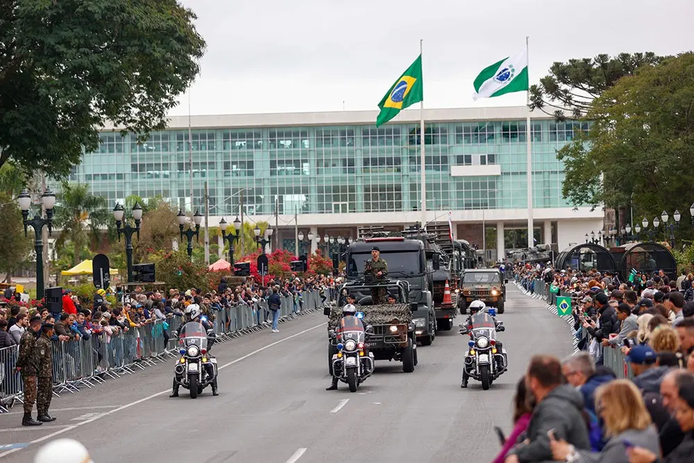 Desfile de 7 de setembro reúne milhares de pessoas em Curitiba